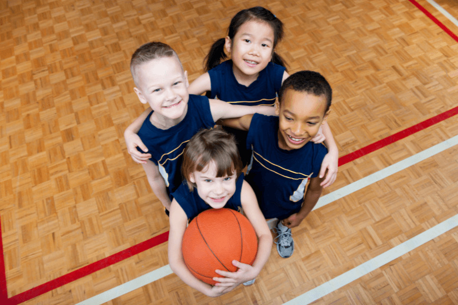 Projeto de basquete tem vagas abertas para crianças e adolescentes em Cruz das Posses